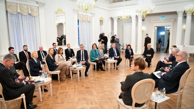 kopskats uz sarunas dalībniekiem Rīgas pils Baltajā zālē