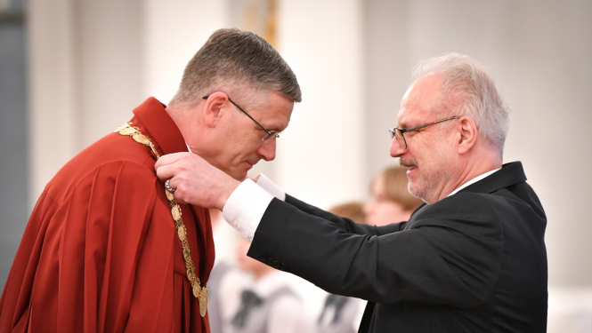 Valsts prezidents uzliek jaunajam tiesnesim amata zīmi - tiesneša ķēdi
