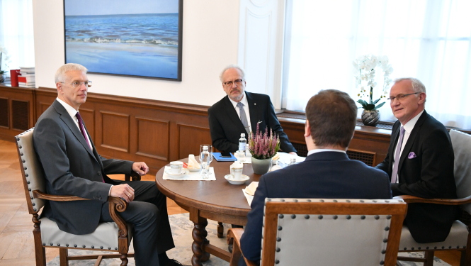 Pie sarunu galda Egils Levits, Krišjānis Kariņš, Andris Teikmanis. Ar muguru - Jānis Patmalnieks