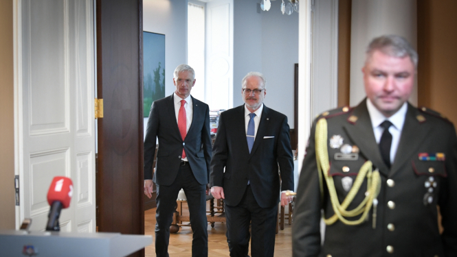 10.05.2023. No kreisās: Ministru prezidents Krišjānis Kariņš, Valsts prezidents Egils Levits iznāk no Valsts prezidenta kabineta, lai tiktos ar mediju pārstāvjiem. Labajā pusē - Valsts prezidenta adjutants. 