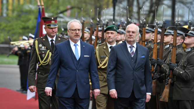 Valsts prezidents Egils Levits un Igaunijas prezidents Alars Karis oficiālajā sagaidīšanas ceremonijā laukumā pie Rīgas pils iet garām godasardzei.