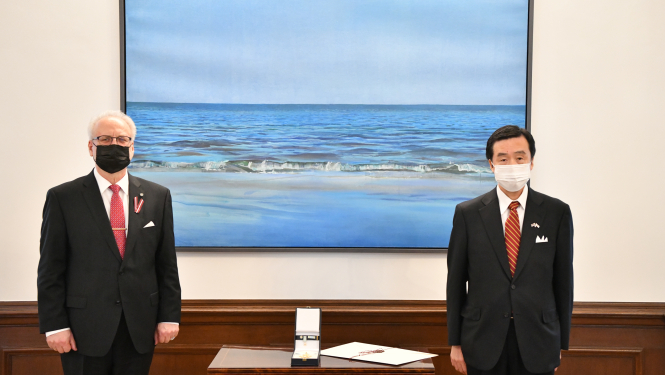 Egils Levits un Japānas vēstnieks pie galdiņa, uz kā atrodas Triju Zvaigžņu ordenis