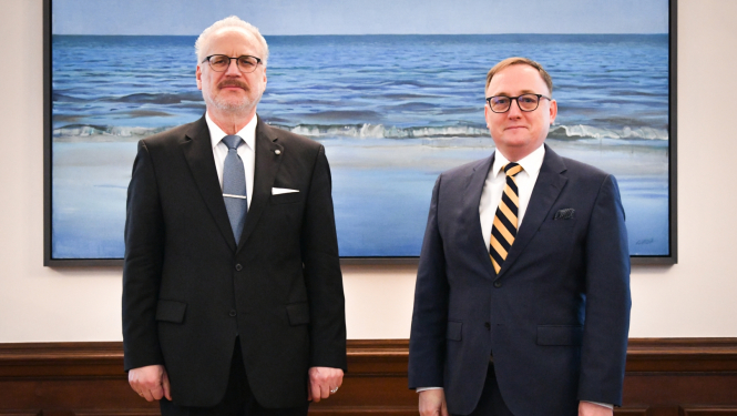 31. oktobrī Valsts prezidents Egils Levits tikās ar Latvijas Bankas prezidentu Mārtiņu Kazāku, lai pārrunātu aktualitātes globālajā un Latvijas ekonomikā, tajā skaitā monetārās un fiskālās politikas pasākumus inflācijas ierobežošanai. Valsts prezidents E. Levits un Latvijas Bankas prezidents M. Kazāks uzsvēra, ka energoresursu krīze Eiropā būtiski ietekmē inflāciju, tāpēc Latvijai nepieciešami dzīvotspējīgi risinājumi enerģētikas nozarē.   M. Kazāks pauda atbalstu E. Levita viedoklim, ka jaunajai valdībai n