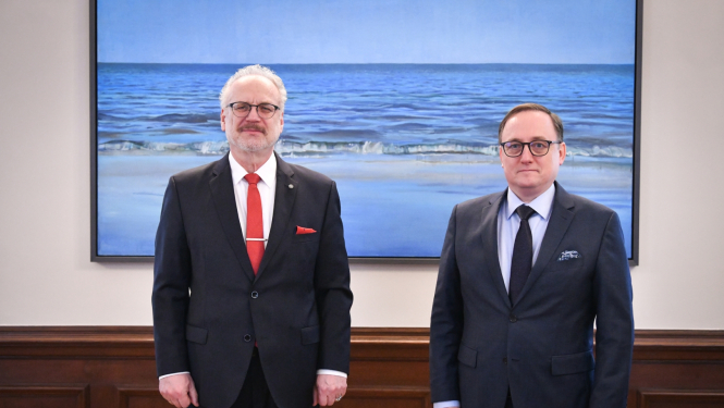 No kreisās: Latvijas Valsts prezidents Egils Levits un Latvijas Bankas vadītājs Mārtiņš Kazāks, tiekoties Rīgas pilī 2023. gada 27. martā. 