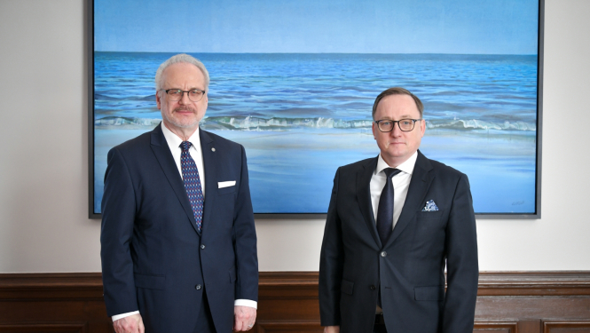 Valsts prezidenta kabinetā (no kreisās): Valsts prezidents Egils Levits, Latvijas Bankas prezidents Mārtiņš Kazāks 