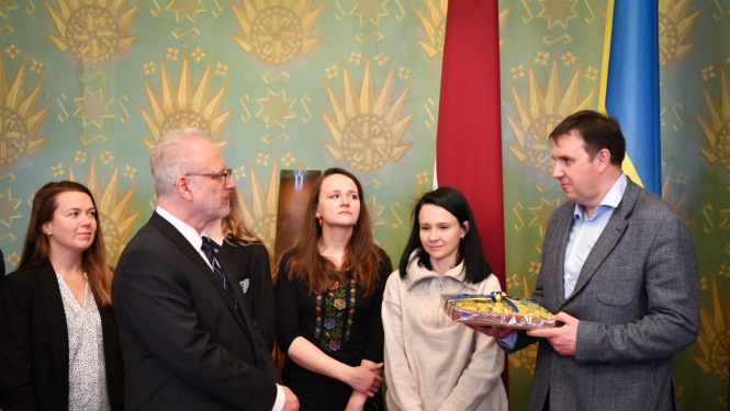 Valsts prezidents Egils Levits tiekas ar Ukrainas nacionālā kamerorķestra "Kijivas solisti" mūziķiem un vadību