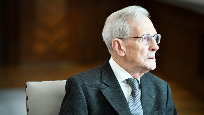 27.10.2022. Valsts prezidents Egils Levits pasniedz Cildinājuma rakstu mākslas vēsturniekam Eduardam Kļaviņam. Foto autors: Ilmārs Znotiņš, Valsts prezidenta kanceleja.