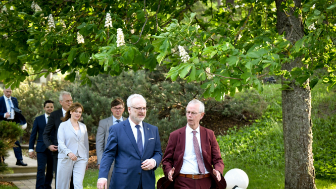 Egils Levits un Tinijs Kokss pastaigājas pa Jūrmalas rezidences dārzu