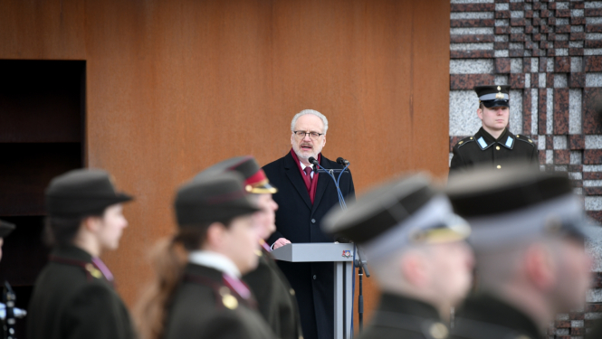 25.03.2023. Valsts prezidents Egils Levits uzrunā klātesošos Komunistiskā genocīda upuru piemiņas dienā pie memoriāla “Vēstures taktīla”. Foto: pa labi no Valsts prezidenta goda sardze, foto priekšplānā Nacionālo bruņoto spēku orķestris. Foto autors: Ilmārs Znotiņš, Valsts prezidenta kanceleja.