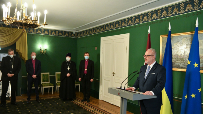 Egils Levits, konfesiju vadītāji stāv fonā