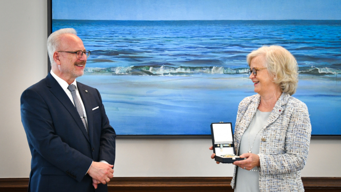 Valsts prezidents Egils Levits tiekas ar Somijas ārkārtējo un pilnvaroto vēstnieci Latvijā Rītu Korpivāru (Mrs Riitta Korpivaara) vēstnieces kadences noslēgumā. Foto autors: Ilmārs Znotiņš, Valsts prezidenta kanceleja. 2022. gada 17. augustā. 