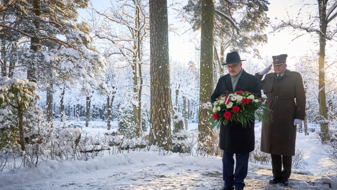 Egils Levits noliek ziedus Alberta Kviesa atdusas vietā