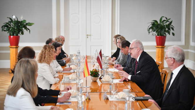 Valsts prezidents Egils Levits tiekas ar V.E. Spānijas Karalistes Deputātu kongresa prezidenti Meričelu Batetu Lamanju (Meritxell Batet Lamaña)