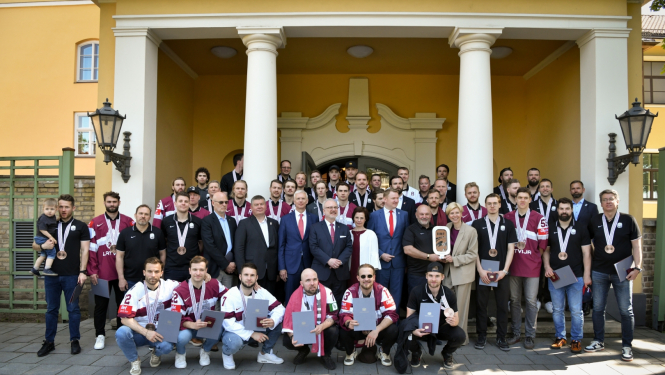 29.05.2023. Valsts prezidents Egils Levits un Latvijas hokeja izlase Rīgas pilī. Kopbilde Rīgas pils dārzā.
