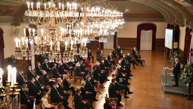 kopskats uz Rīgas pils Svētku zāli, kur sēž sarunas dalībnieki