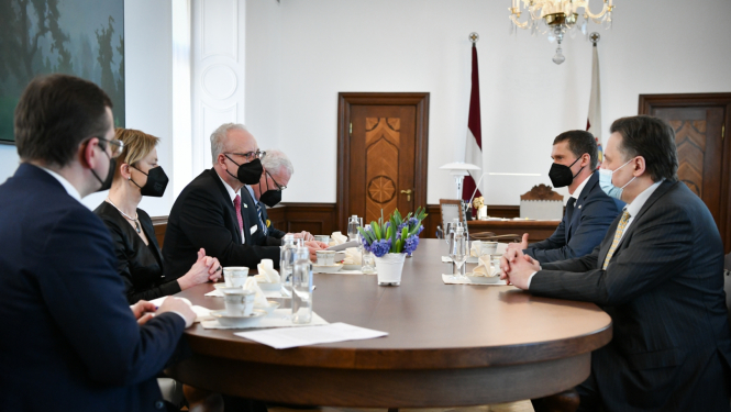 Sarunas dalībnieki pie galda Valsts prezidenta kabinetā