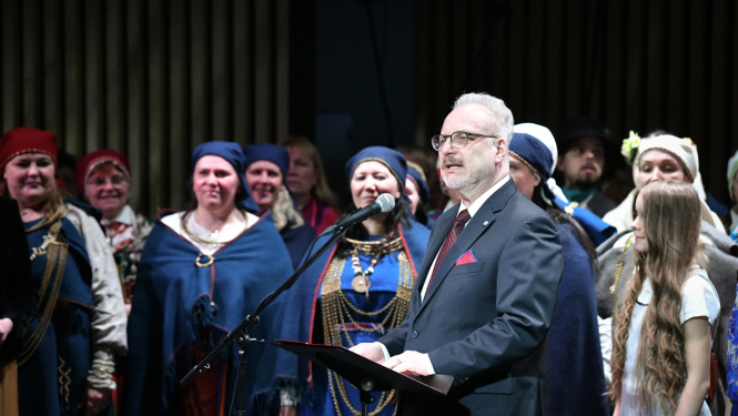 02.04.2023. Valsts prezidents piedalās Līvu (lībiešu) Savienības “Līvõd īt” 100. jubilejas koncertā. Fonā lībiešu kultūras tradīcijas turpinātāji tautas tērpos.