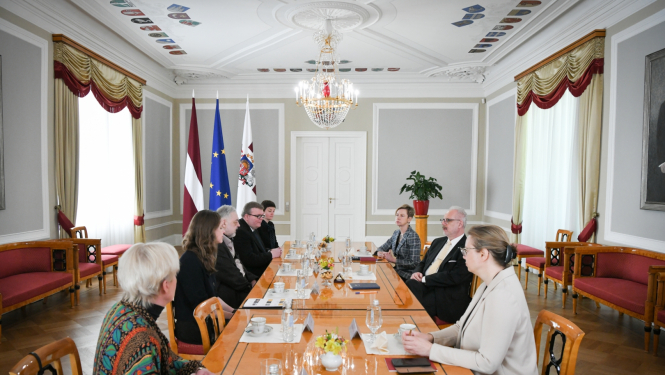 Sarunas dalībnieki ap galdu Rīgas pils Ģerboņu zālē