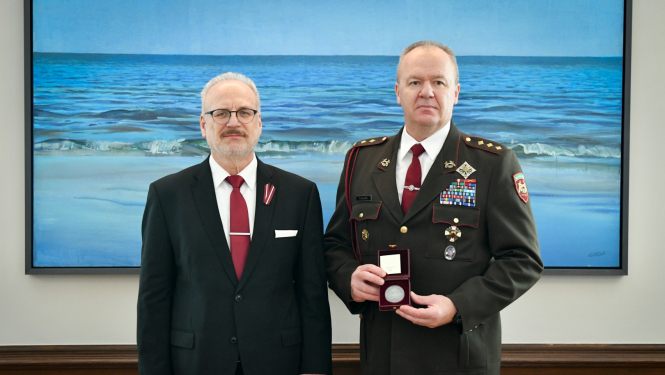 12.11.2022. Par nozīmīgu ieguldījumu Latvijas drošībā un aizsardzībā pulkvedis Tālis Majors saņem Valsts prezidenta medaļu