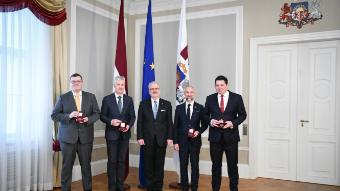 31.10.2022. Valsts prezidents Egils Levits pasniedz Valsts prezidenta medaļu Jānim Bordānam, Artusam Kaimiņam, Artim Pabrikam un Jurim Pūcem par sadarbību 13. Saeimā un aizejošajā valdībā. Foto autos: Ilmārs Znotiņš, Valsts prezidenta kanceleja.