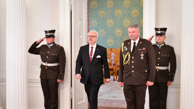Valsts prezidents Egils Levits un godasardze ar adjutantu