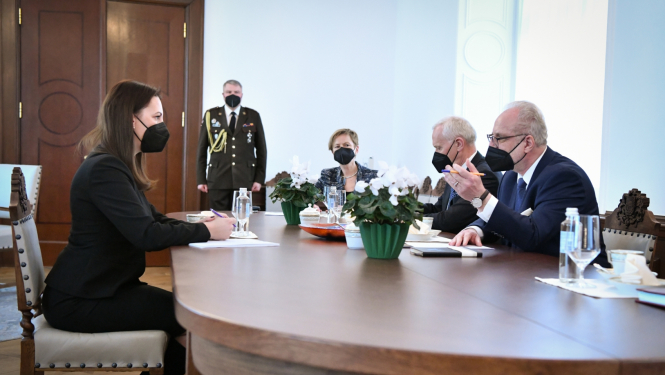 Sarunas dalībnieki Valsts prezidenta kabinetā pie galda