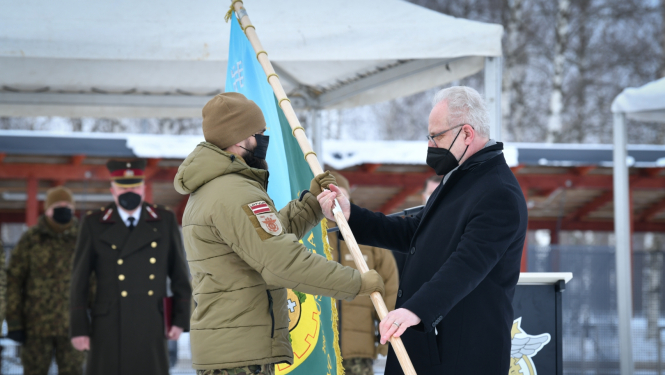 Egils Levits nodod karogu