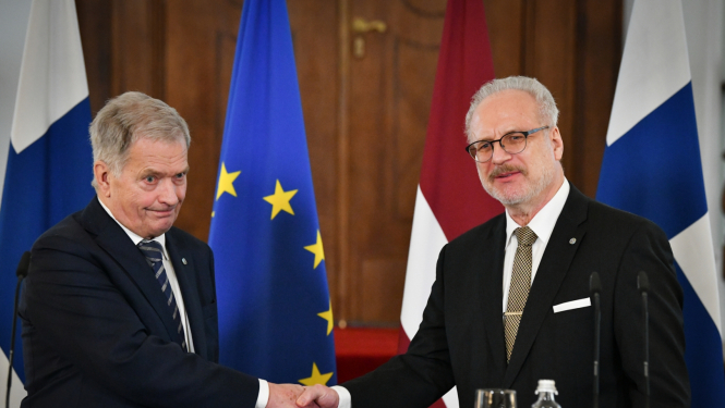 Saili Nīniste un Egils Levits sarokojas