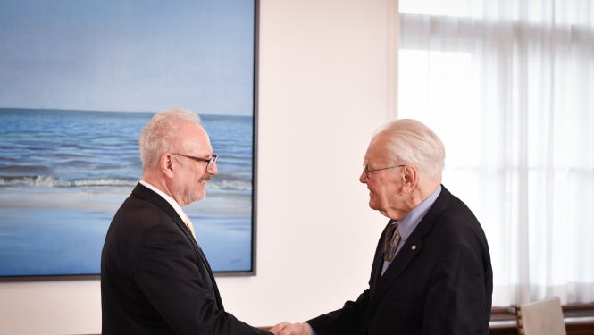 Valsts prezidents Egils Levits tiekas ar Prof. Dr. Valteru Nollendorfu 2022. gada 19. jūlijā