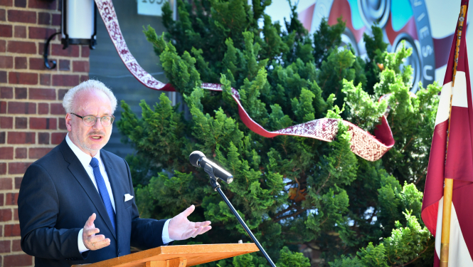 Egils Levits sniedz uzrunu pie pults