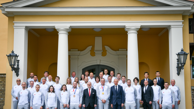 Valsts prezidents Egils Levits un Latvijas olimpiskā komanda