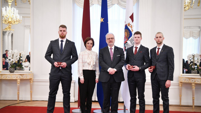 No kreisās: kamaniņbraucējs Kristers Aparjods, Andra Levites kundze, Valsts prezidents Egils Levits, kamaniņbraucējs Mārtiņš Bots un kamaniņbraucējs Roberts Plūme. 