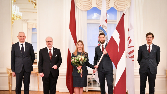 No kreisās: Žoržs Tikmers, Egils Levits, Elīza Tīruma, Lauris Dārziņš un Kārlis Lejnieks