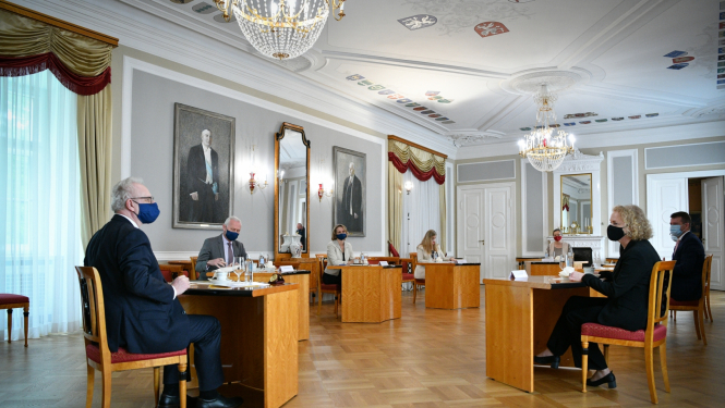 Sarunas dalībnieki Rīgas pils Ģerboņu zālē