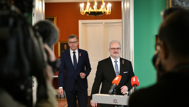 Valsts prezidents Egils Levits šodien tikās ar politiskās apvienības “Apvienotais saraksts” pārstāvjiem. Nosūtām Valsts prezidenta Egila Levita sniegto komentāru pēc tikšanās.   “Šodien mēs ar “Apvienotais saraksts” pārstāvjiem pārrunājām valdības veidošanas gaitu. Jāsaka, ka situācija ir laba.  Visas puses izsaka savu gatavību sarunas turpināt, lai varētu sagatavot valdības deklarāciju, kurā būtu paredzēti uzdevumi nākamajai valdībai. Jau vakar minēju, ka velētos jau nākamnedēļ no Kariņa kunga saņemt pirmo