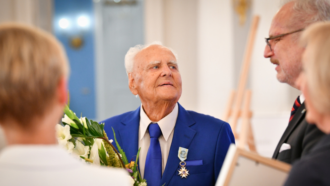 Valsts prezidents Egils Levits pasniedz Cildinājuma rakstu Dailes teātra aktierim Gunāram Placēnam 2022. gada 31. augustā 