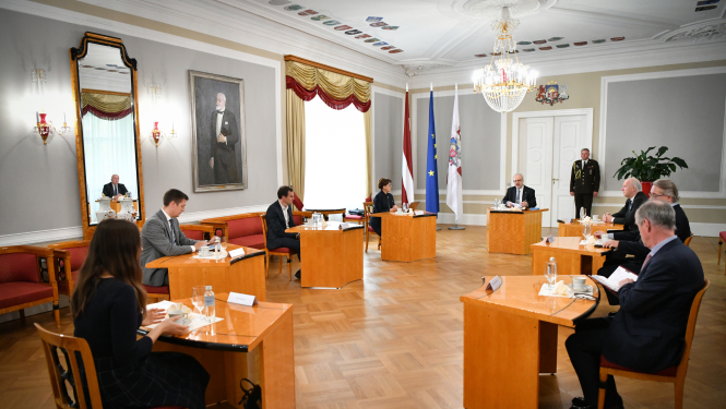 Sarunas dalībnieki Rīgas pils Ģerboņu zālē