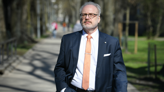 Valsts prezidents Egils Levits Rīgas ielās 2023. gada aprīlī. 