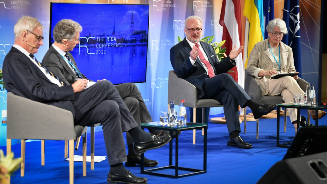 Sarunas dalībnieki sēž krēslos uz skatuves, no kreisās Karls Bilts, Dr. Kristofs Hoisgens, Egils Levits un Sandra Kalniete