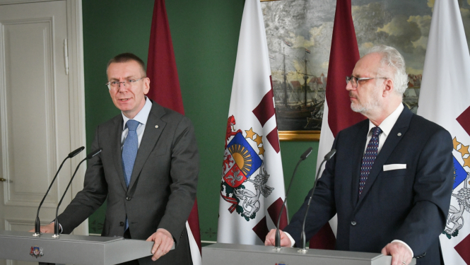 No kreisās: jaunievēlētais prezidents Edgars Rinkēvičs, Valsts prezidents Egils Levits. Preses konference Rīgas pilī 2. jūnijā. 