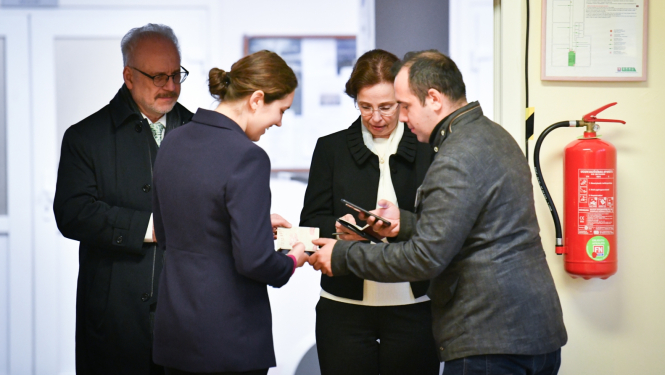 Egils Levits un Andra Levite vēlēšanu iecirknī pārbauda pases