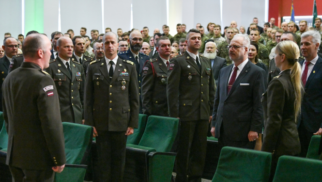 Valsts prezidents Egils Levits piedalās Nacionālo bruņoto spēku Sakaru skolas karoga svinīgās pasniegšanas ceremonijā 2022. gada 27. oktobrī