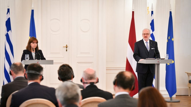Grieķijas un Latvijas prezidenti uzrunā medijus