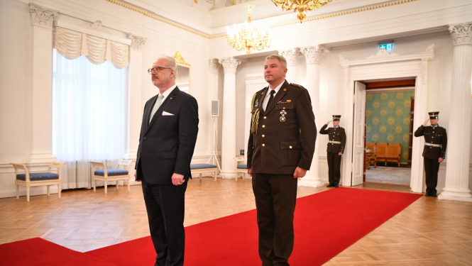 Egils Levits un militārais adjutants stāv Rīgas pils Baltajā zālē