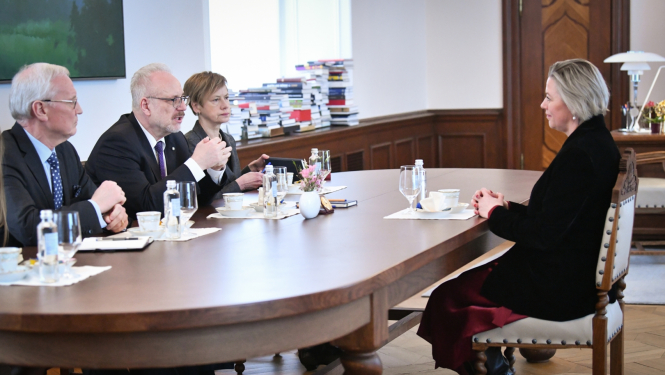Sarunas dalībnieki pie galda Valsts prezidenta kabinetā