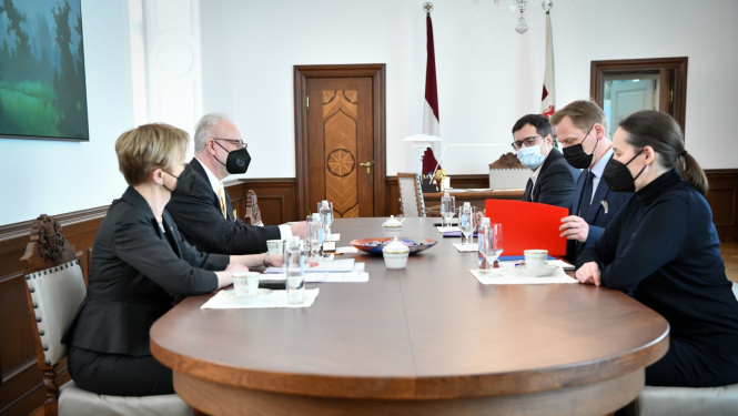 Sarunas dalībnieki pie galda Valsts prezidenta kabinetā