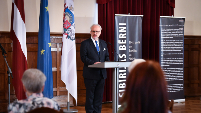 Valsts prezidents Egils Levits sniedz uzrunu fonda "Sibīrijas bērni" pasākumā Rīgas pils Svētku zālē