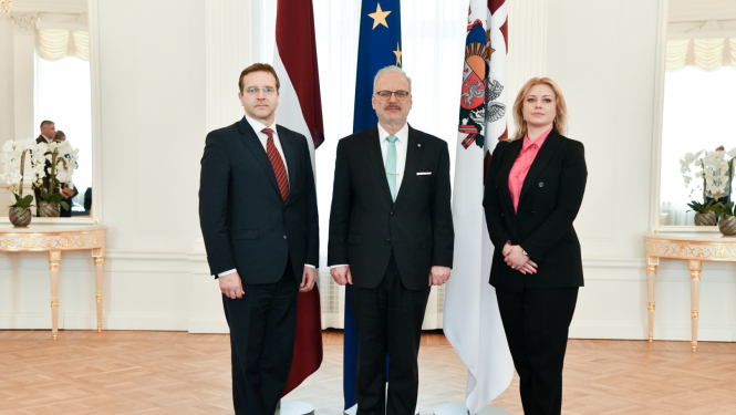 Valsts prezidents Egils Levits tiekas ar Satversmes tiesas priekšsēdētāju Aldi Laviņu un Satversmes tiesas priekšsēdētāja vietnieci Irēnu Kucinu