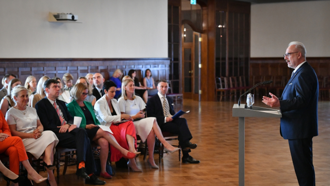 17.08.2022. Valsts prezidents Egils Levits diskutē ar Starptautiskajās organizācijās strādājošo Latvijas profesionāļu foruma dalībniekiem. Foto autors: Ilmārs Znotiņš, Valsts prezidenta kanceleja.