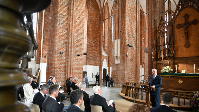 Egils Levits baznīcā pie pults saka uzrunu